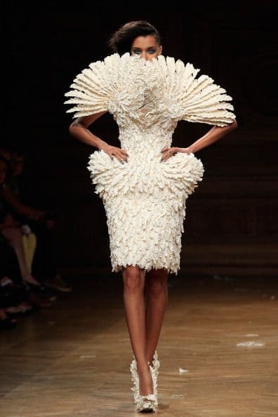 Siempre pedimos texturas novedosas, ¡pero Serkan Cura exageró! Algunos de sus diseños estaban listos para enfundar a un pavo real en "alta costura".