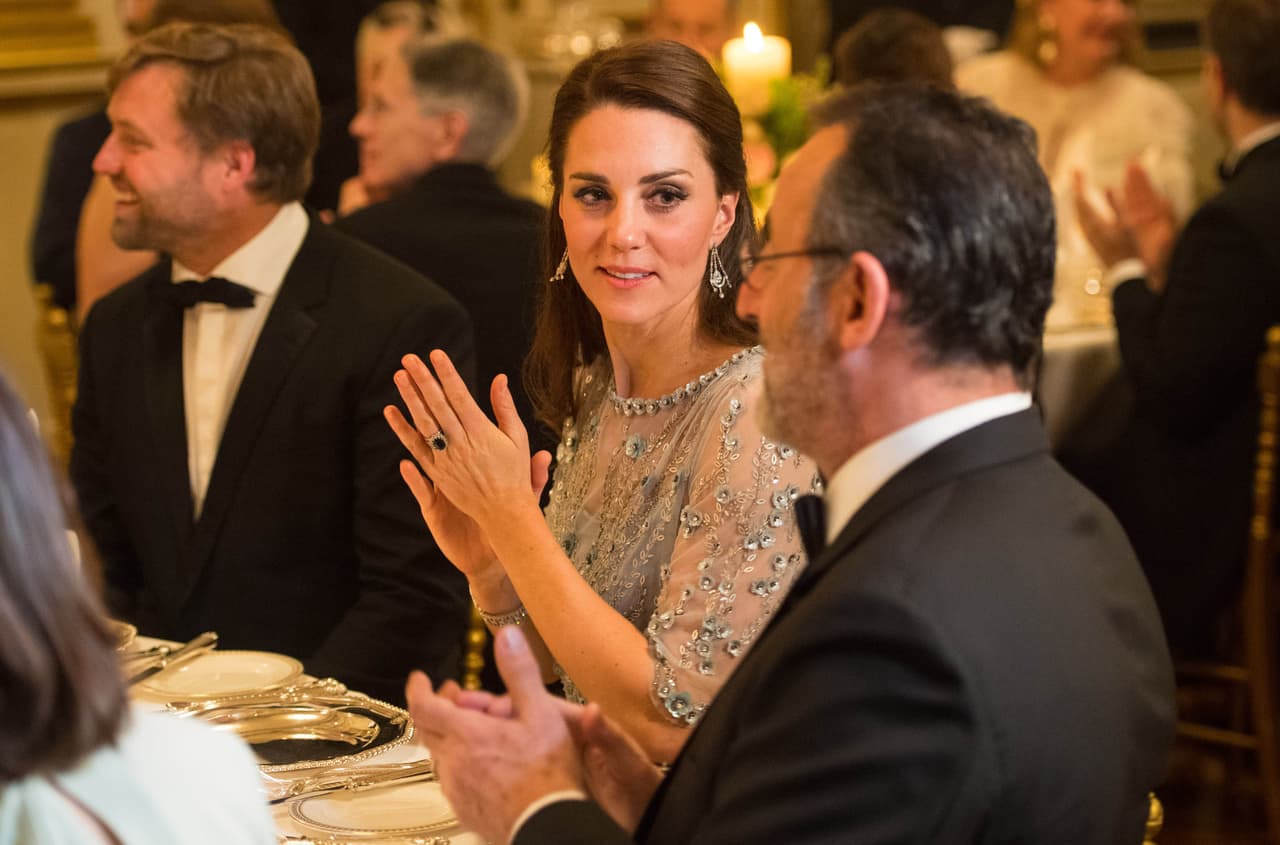 Horas más tarde, Kate Middleton lució un hermoso vestido azul claro con brillos y transparencias marca Jenny Packham para asistir a una cena en la casa del embajador británico.