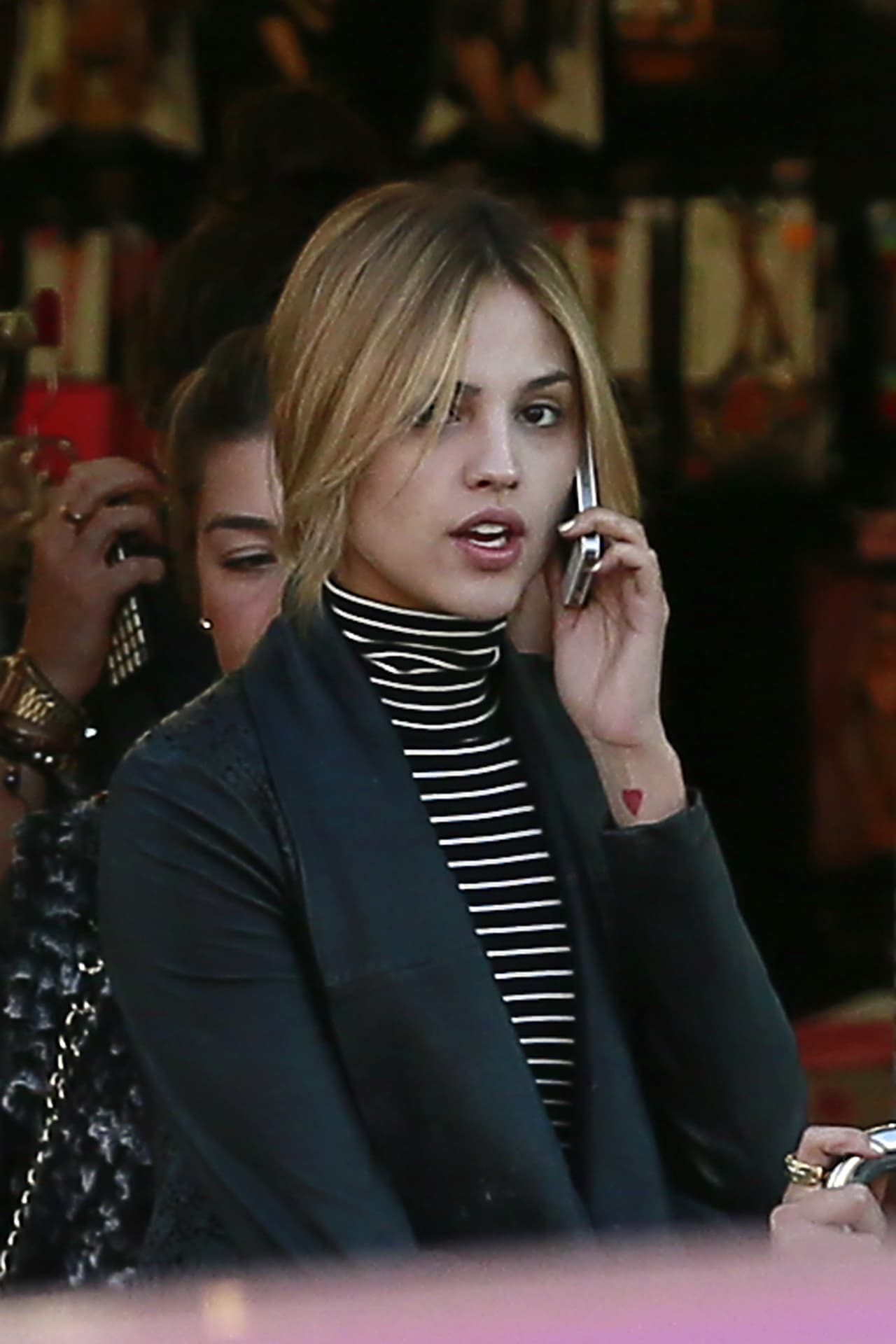 Por lo menos se mantiene muy activa en redes sociales, algo que hace muy felices a sus fans.