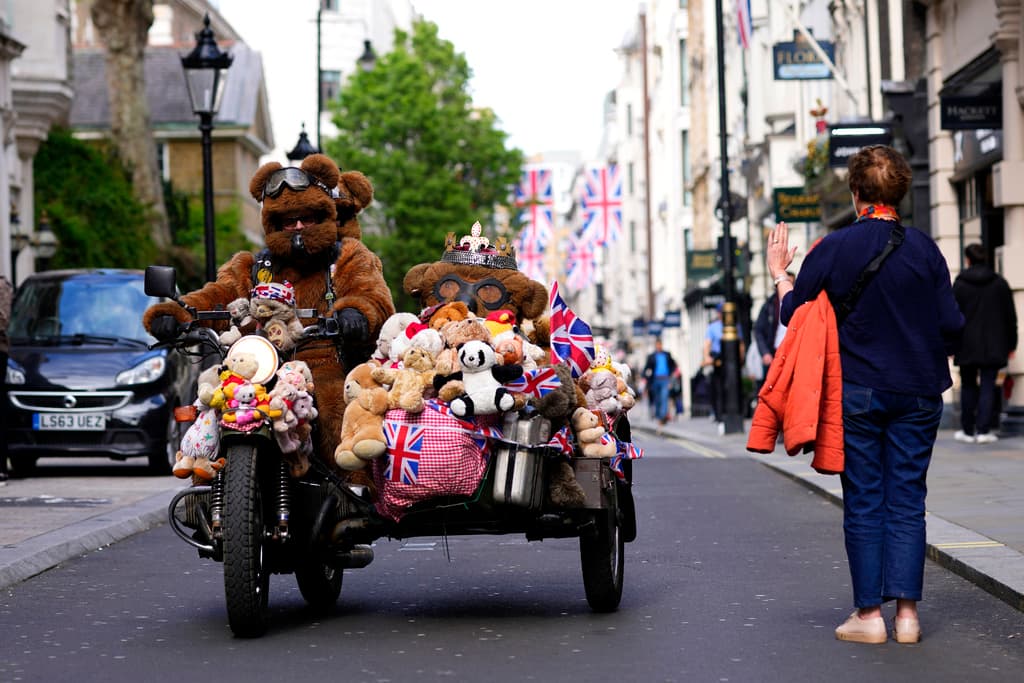 Por esta calle londinense también se ve a estas personas disfrazadas de ositos de peluche en una motocicleta con un sidecar también lleno de peluches.