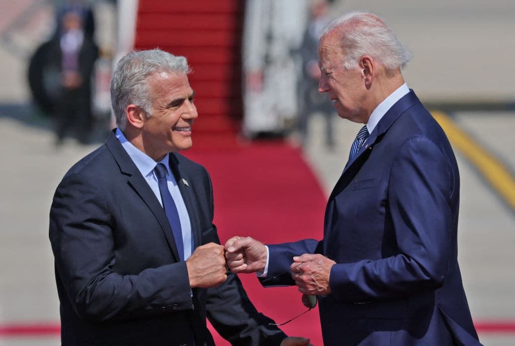 ¿Apretón de manos o choque de puños?: el 'olvido' de un simple protocolo crea ruidos en gira de Biden por Medio Oriente