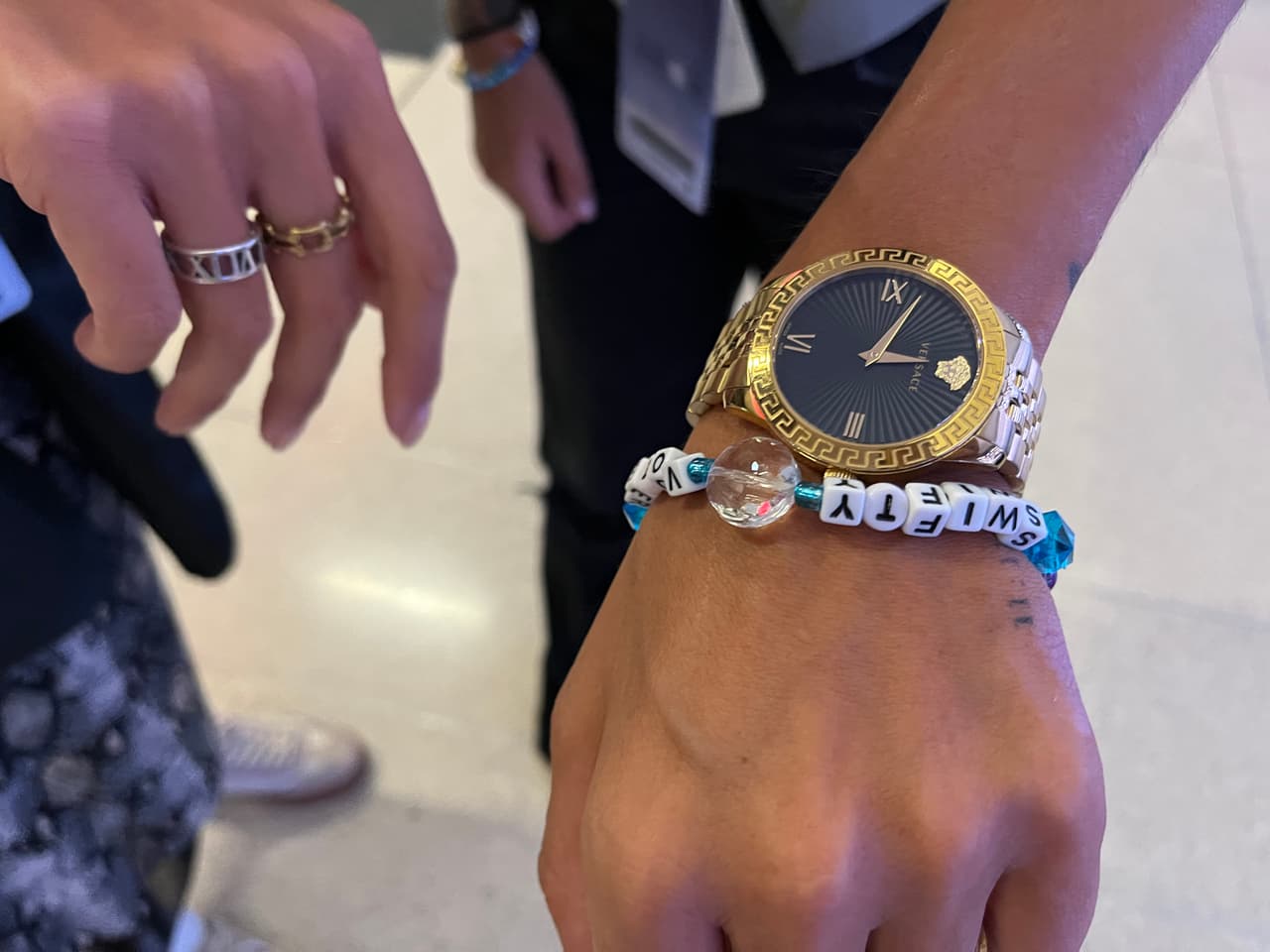 Algunas pulseras leen “Kamala” o “Swiftie Voters” y buscan impulsar el 
<b><a href="https://www.univision.com/local/chicago-wgbo/politica-chicago/elecciones-en-estados-unidos-2024/voluntarias-latinas-buscan-concientizar-sobre-la-importancia-del-voto-de-los-jovenes-video" target="_blank">voto joven</a></b>.