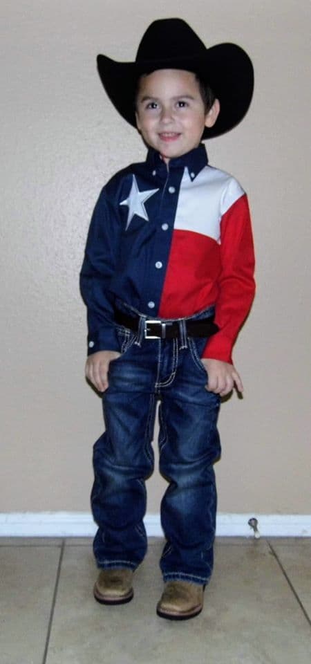 <a href="https://www.facebook.com/indira.mullenax?comment_id=Y29tbWVudDozNzM5NTkxODM2MDY5MTY1XzM3Mzk3ODc5MjYwNDk1NTY%3D">Indira Mullenax:</a> ¡"Go Texan Day"! Mi hijo muy contento vestido de vaquero 🤠.