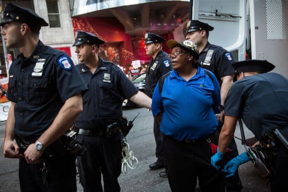 De acuerdo con el Sindicato Internacional de Empleados de Servicios, al menos 50 personas fueron arrestadas en una protesta en la ciudad de Detroit.