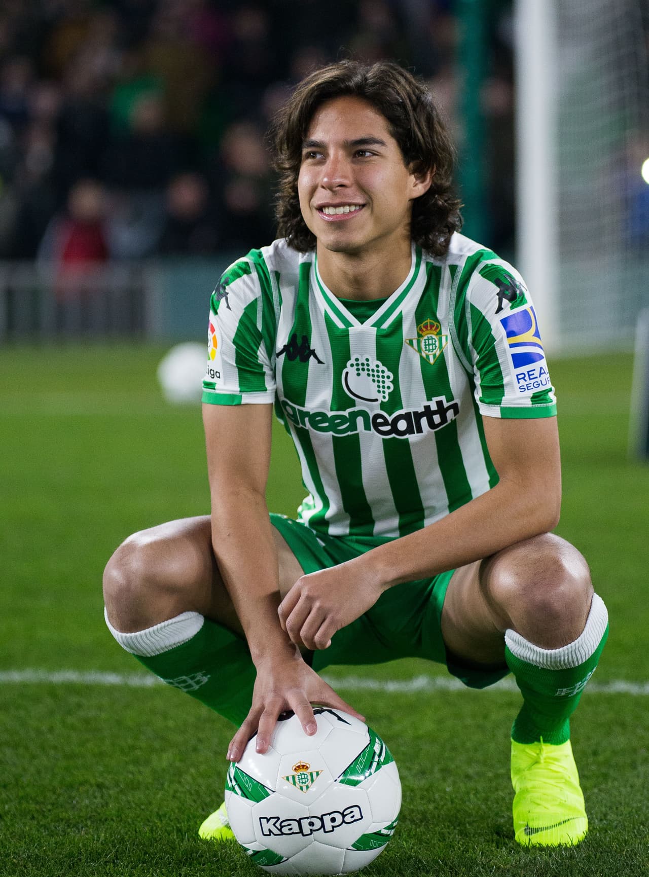El jugador de 18 años posó para todos los que buscaron un recuerdo de quien se espera se consolide como figura en Betis.