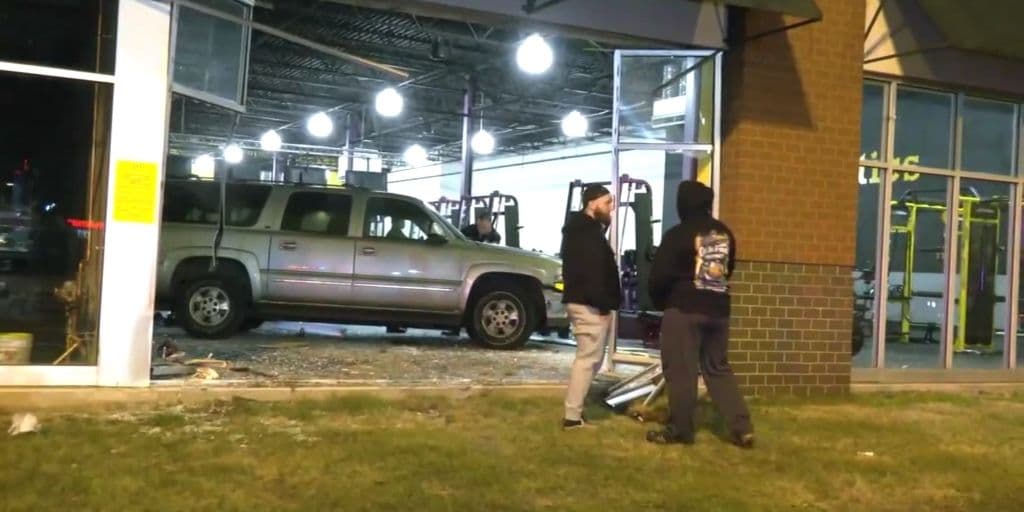 El conductor fue llevado al Centro Médico Penn Presbyterian. No hay información sobre la condición del conductor.
<br>
<br>