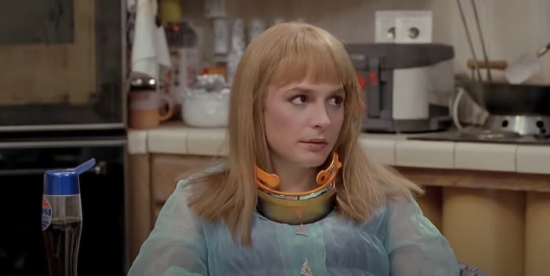 La audiencia más atenta pudo notar que Michael se puso una peluca rubia para esta escena familiar en donde comen pizza.