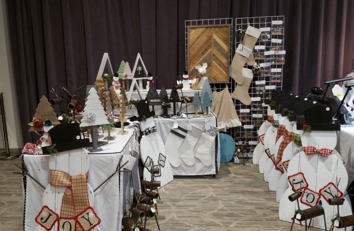 <b><a href="https://artswakeforest.org/events/holidaymarket/#gallery">Wake Forest Holiday Artisans Market (Wake Forest)</a></b>. Holiday Artisans Market es un mercado con jurado que presenta artículos hechos a mano por alfareros, pintores, fotógrafos, carpinteros, artistas de la fibra, artistas de la joyería y más.