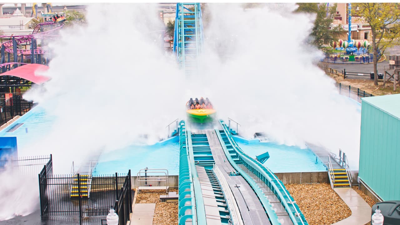 Esta atracción tiene botes gigantes que se lanzan atrás y adelante por una pista de 700 pies. Además, hay dos torres de 150 pies de altura de donde bajan los botes y sumergen a los paseantes en una alberca.