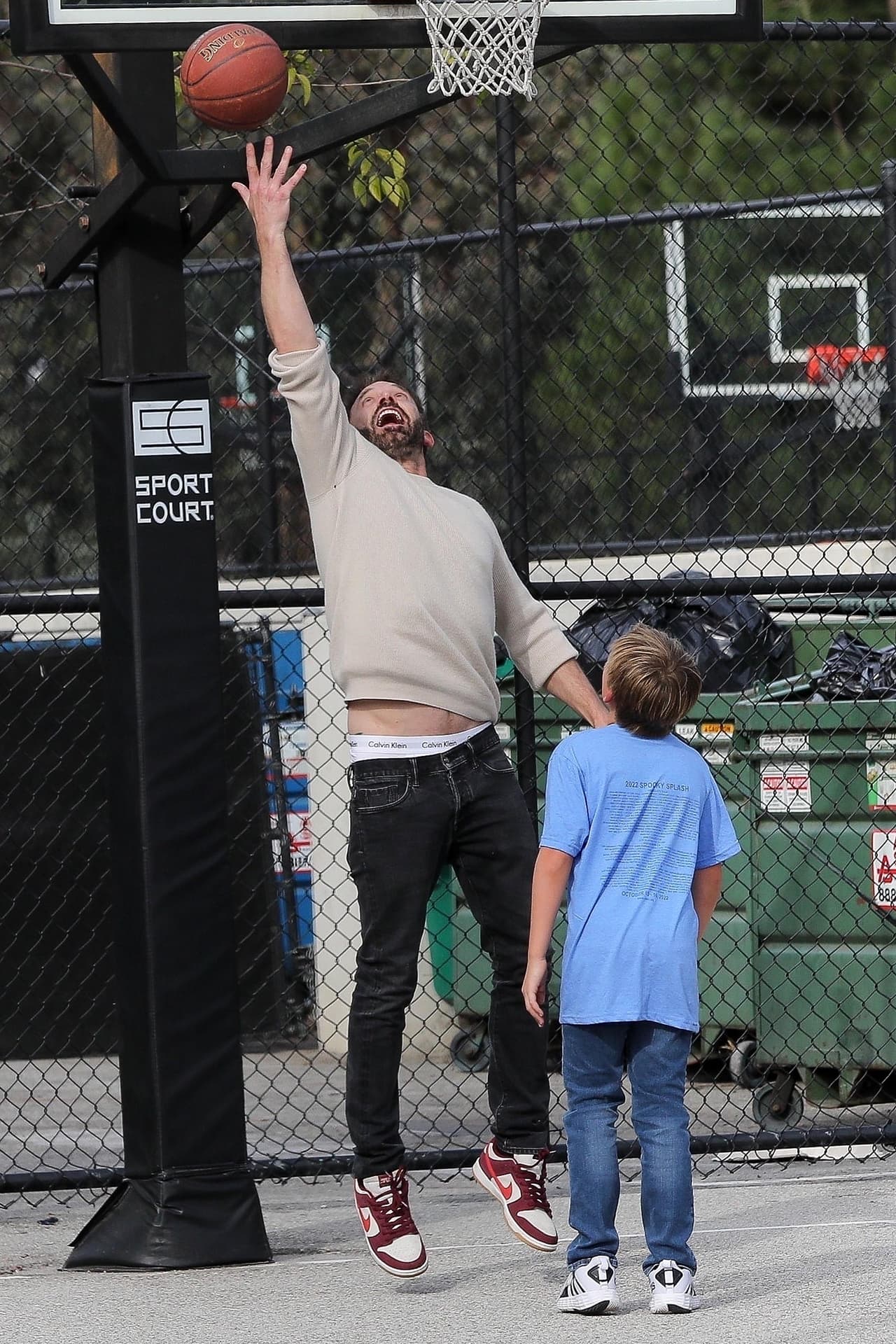 Los dos aparecieron con looks casuales y relajados. El marido de JLo lo hizo con un 'jersey', jeans y tenis Nike.
<br>