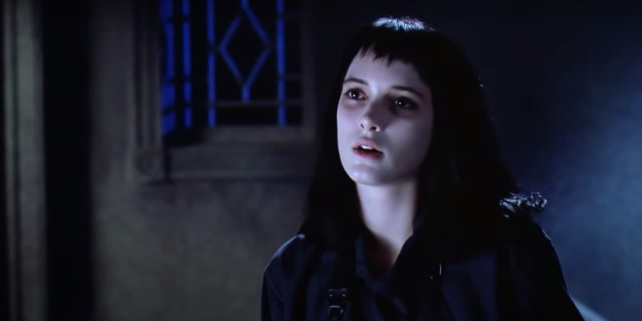 Winona Ryder dio vida a Lydia Deetz, la hija de los nuevos inquilinos de la casa y quien eventualmente hace un trato con Beetlejuice.