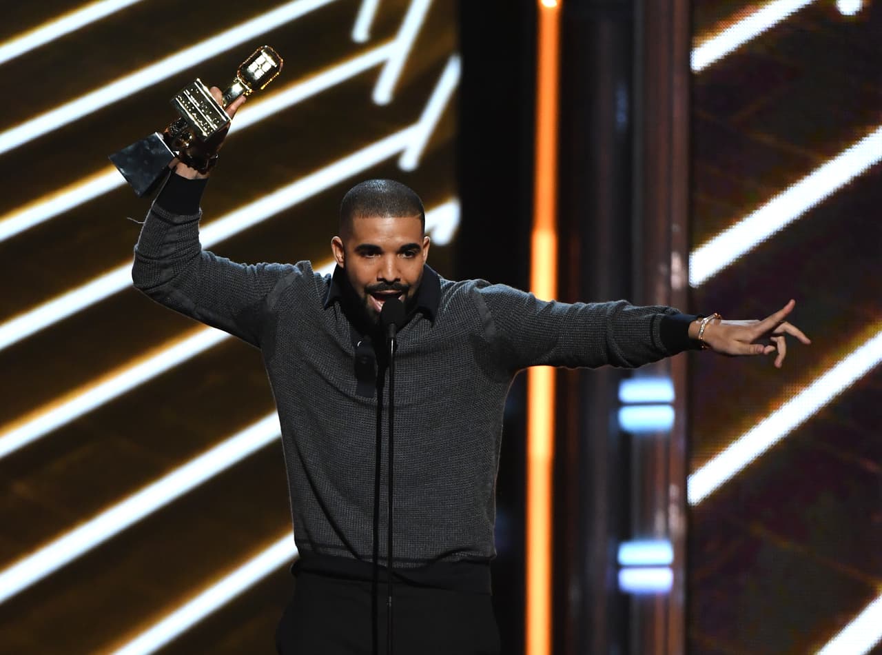 Drake breaks record at Billboard Music Award