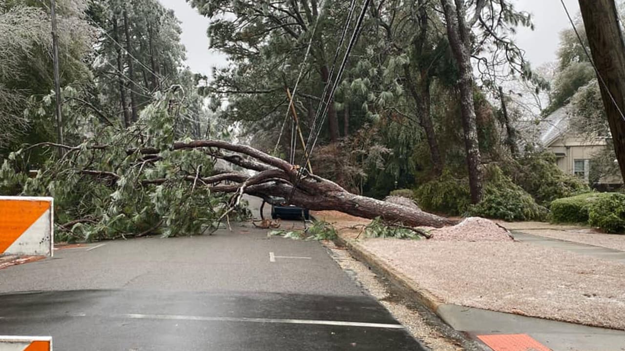 Más de 12,000 hogares siguen sin luz en el condado de Moore en medio de las bajas temperaturas 