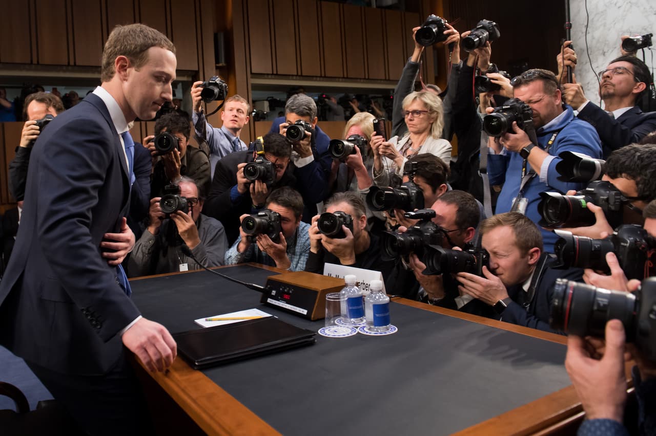 <b>Zuckerberg ante los congresistas de EEUU, abril de 2018.</b> El fundador de facebook testificó ante el Senado y la Cámara de Representantes sobre la fuga de información privada de los usuarios. Fue interpelado por el robo de datos de 87 millones de usuarios de los que la consultora Cambridge Analytics se sirvió para la campaña de Trump en 2016, y la presunta 'censura' de contenidos conservadores en la red social.