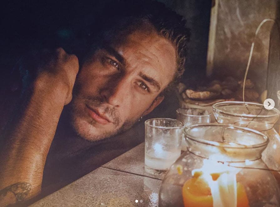 En redes sociales circularon capturas de pantalla de la supuesta conversación en la que las respuestas atribuidas al artista se presentaron con un lenguaje soez y racista.
<br>