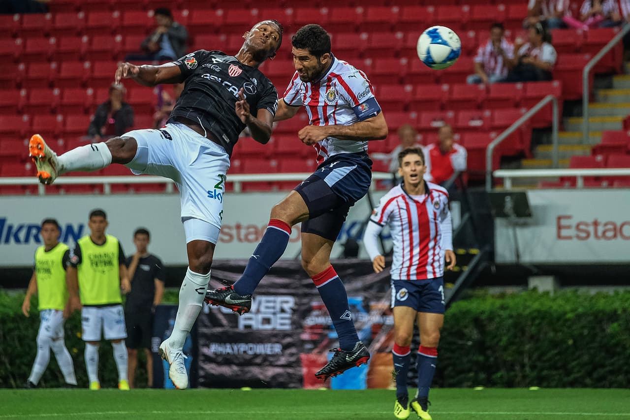 El Guadalajara no quiso conformarse con la mínima ventaja y buscó por tierra y aire incrementar la ventaja.