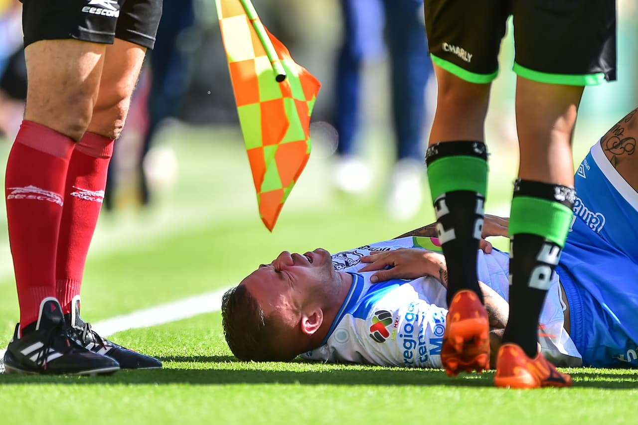 León inició su juego ante Puebla con el pie izquierdo al quedarse con 10 hombres a los 4 minutos tras la expulsión del juvenil Pedro Hernández por una entrada desmedida sobre Gustavo Ferraries.