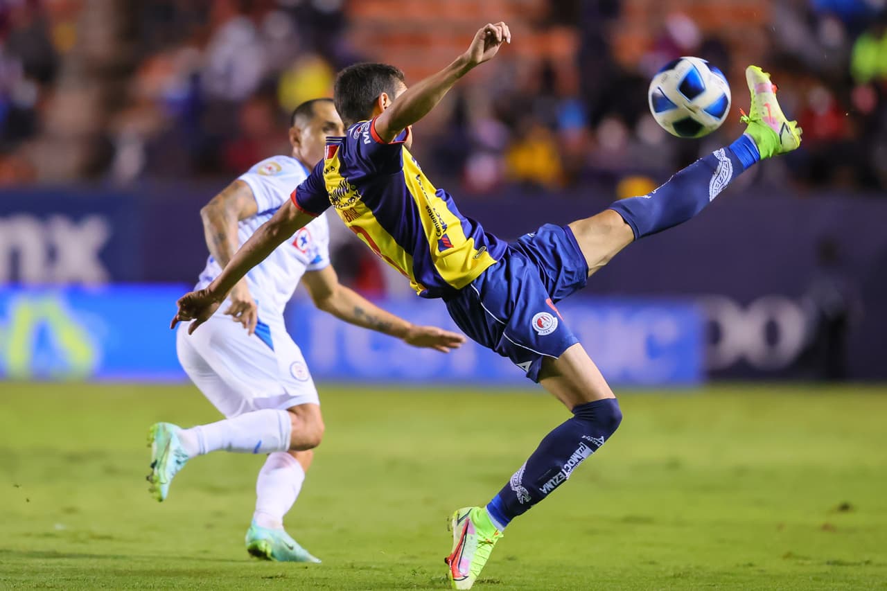 Cruz Azul y Atlético de San Luis tuvieron claras opciones de gol pero ‘Trapito’ Barovero y Sebastián Jurado bajaron la ‘cortina’ para mantener el empate que al final finiquitaron en el marco de la Jornada 6 del Grita México A21.