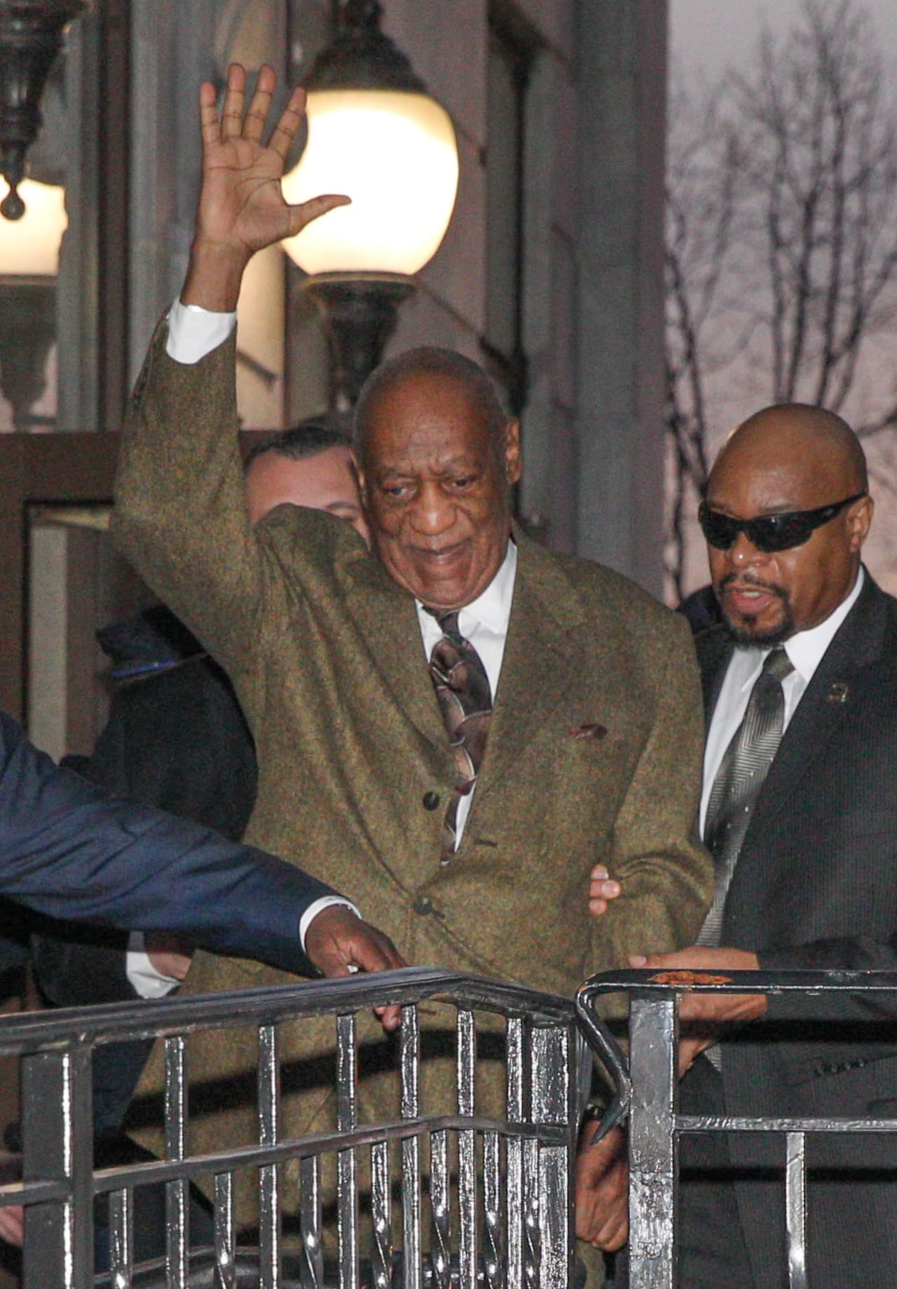 Cosby salió sonriente de los tribunales.