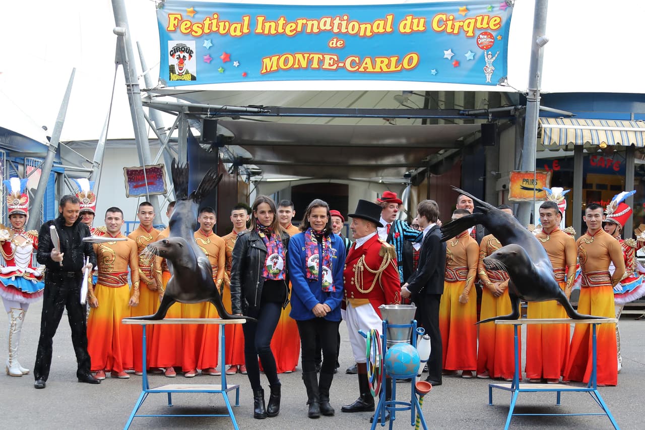 Entre animales, acróbatas, payasos, músicos y otros miembros del circo, la hermana menor del príncipe Alberto y la princesa Carolina de Mónaco invitó a la ciudadanía a visitar el festival, que se extiende del 19 al 29 de enero.