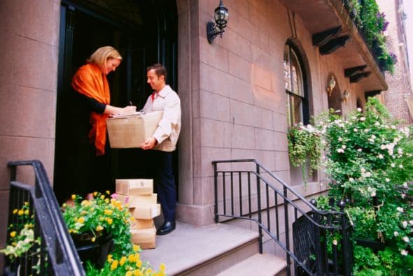 Llegó la Navidad y con esto se incrementa las compras por internet y las entregas de paquetes en la puerta de su viviendo. Sin embargo, los ladrones no tienen escrúpulos y no les importa dejarlo sin sus preciadas compras de la temporada decembrina.