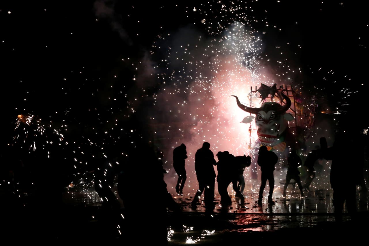 En los inicios de la celebración, los toros eran de menor tamaño y eran cargados sobre los hombros de los residentes. Pero hace unos 20 años comenzaron a aumentar su tamaño con pirotecnia de mayor envergadura, explica el municipio en su página web. (Reuters)