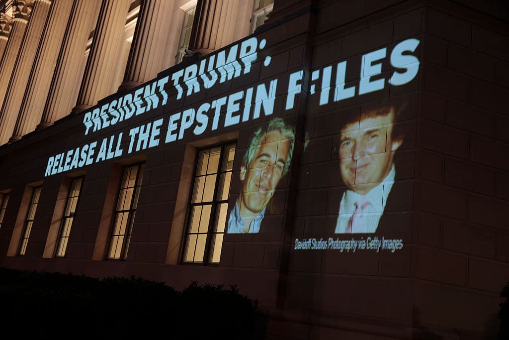 WASHINGTON, D.C. - 18 DE JULIO: Una imagen del presidente estadounidense Donald Trump y Jeffrey Epstein, junto con el mensaje "Presidente Trump: Publique todos los archivos de Epstein", se proyecta sobre el edificio de la Cámara de Comercio de Estados Unidos el 18 de julio de 2025 en Washington, D.C. Hoy mismo, el Departamento de Justicia solicitó a los jueces federales que abrieran los archivos de los casos penales de Jeffrey Epstein y Ghislaine Maxwell. (Foto de Anna Moneymaker/Getty Images)
