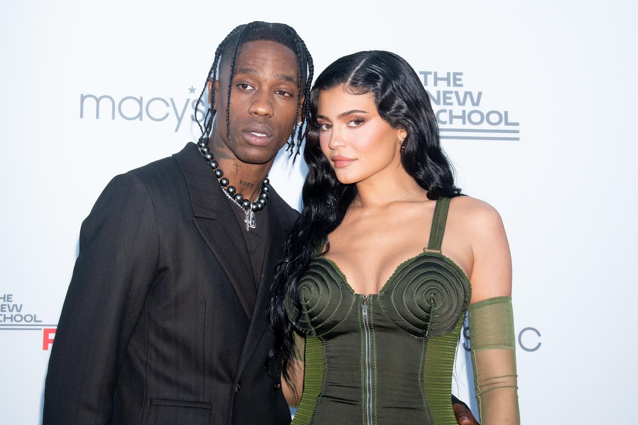 Por primera vez en casi dos años, 
<b><a href="https://www.univision.com/temas/kylie-jenner" target="_blank">Kylie Jenner</a></b>
<a href="https://www.univision.com/temas/kylie-jenner" target="_blank"> </a>y 
<b><a href="https://www.univision.com/temas/travis-scott" target="_blank">Travis Scott</a> </b>volvieron a posar juntos y de manera muy cariñosa ante las cámaras en lo que pinta como una reconciliación amorosa entre ellos. 
<br>