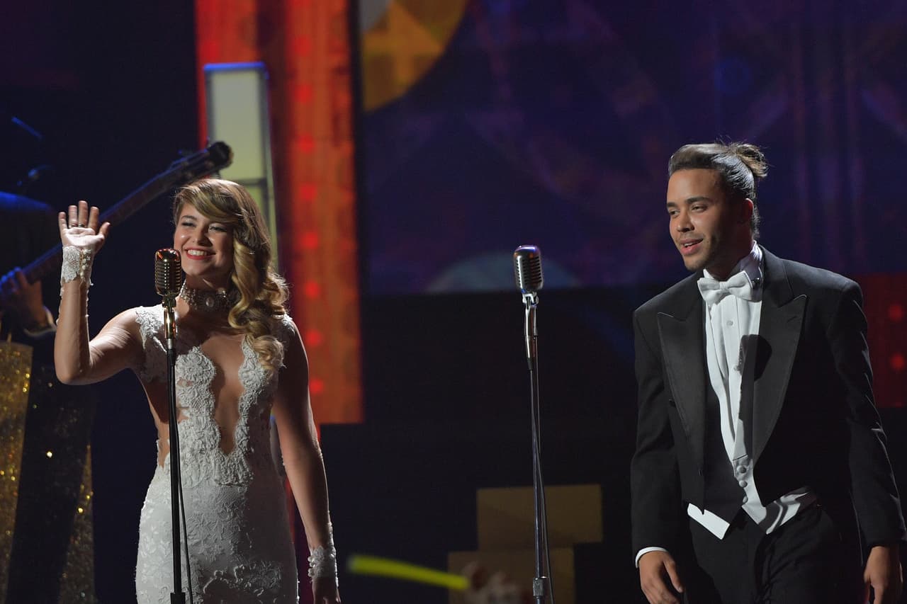 Ya en el escenario, su vestimenta cambió por completo.