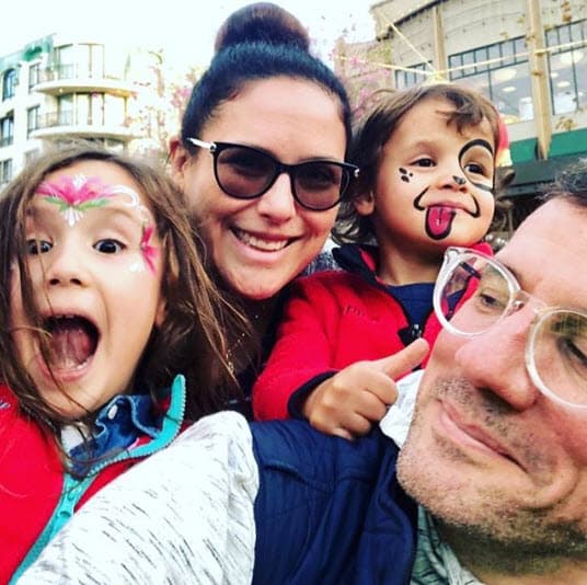 "Le digo, oye los niños se vienen conmigo, ¿qué onda? ¿Qué hacemos? Y siempre me dice, 've adelante, sigue cumpliendo tus sueños', y eso es algo que se lo agradezco", dijo la hija de Angélica María.
<br>