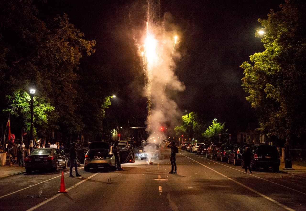 Irvin dice que a pesar del hecho de que el espectáculo de fuegos artificiales de la ciudad ha sido cancelado debido a la crisis del coronavirus, y que solo un puñado de ciudades están haciendo exhibiciones, la respuesta no es que los fuegos artificiales comprados individualmente se enciendan en sus propios patios.
