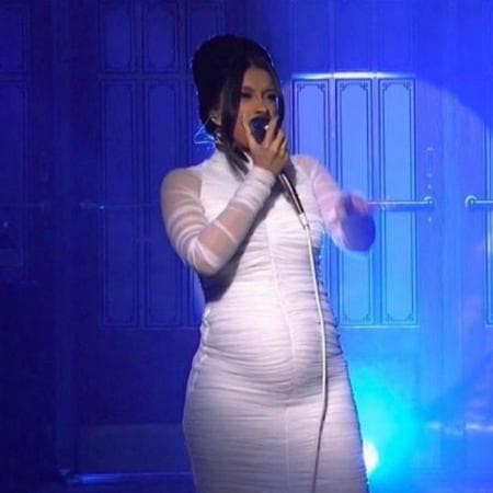 Almanzar, quien ganó popularidad como ‘instagramer’ antes de su carrera musical, lo confirmó mostrando su abultado vientre con un elegante vestido blanco en el programa de televisión 
<b><a href="https://www.youtube.com/watch?v=m1Klc0KPNbU">Saturday Night Live</a></b>.