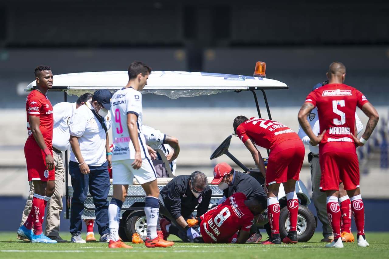 Fabio tira y se va por arriba de la portería.