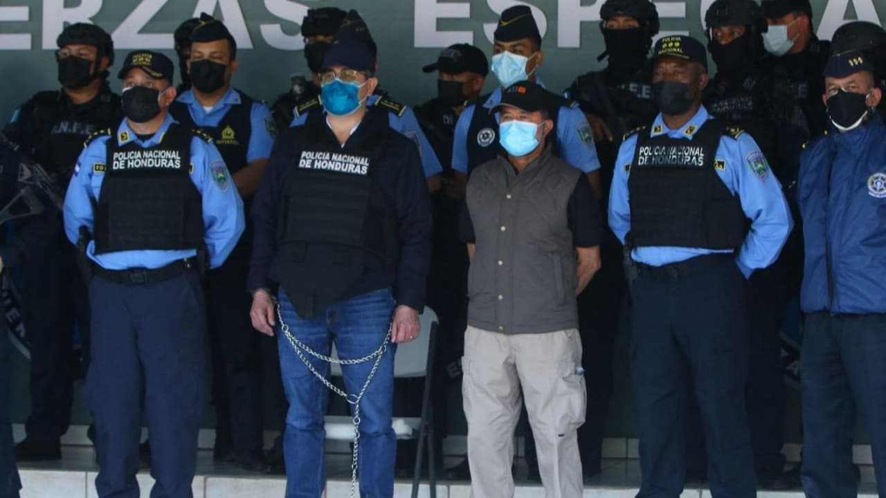 Juan Orlando Hernández dejó el cargo como presidente de Honduras a finales de enero de 2022. Hoy se encuentra detenido y se enfrenta a una posible extradición a Estados Unidos por delitos relacionados con el narcotráfico y las armas. Estos son algunos de los acontecimientos más importantes que han marcado su historial. Mñas sobre este caso 
<a href="https://www.univision.com/noticias/america-latina/narcotrafico-patrocinado-por-el-estado-el-caso-contra-juan-orlando-hernandez" target="_blank">aquí</a>.