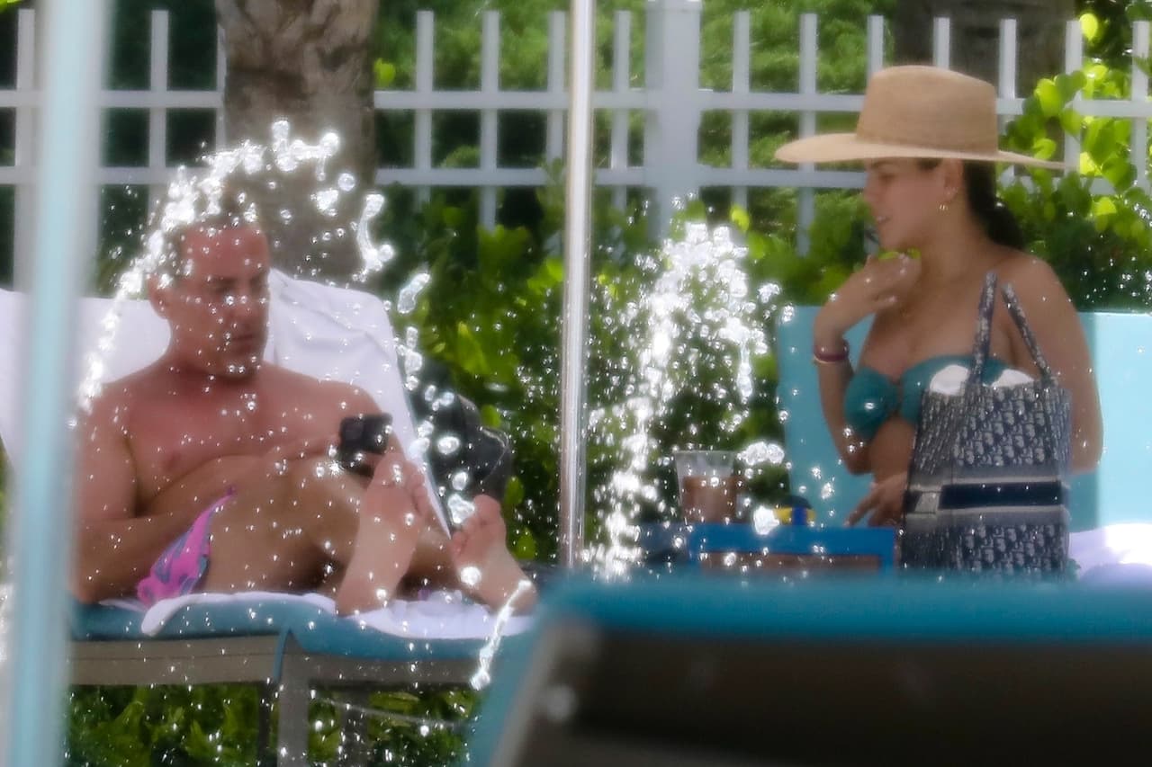 <b><a href="https://www.univision.com/shows/enamorandonos/karina-banda-carlos-ponce-historia-amor-boda-enamorandonos-unimas-fotos">Los recién casados</a></b> se relajaron en los camastros al lado de la piscina.
<br>