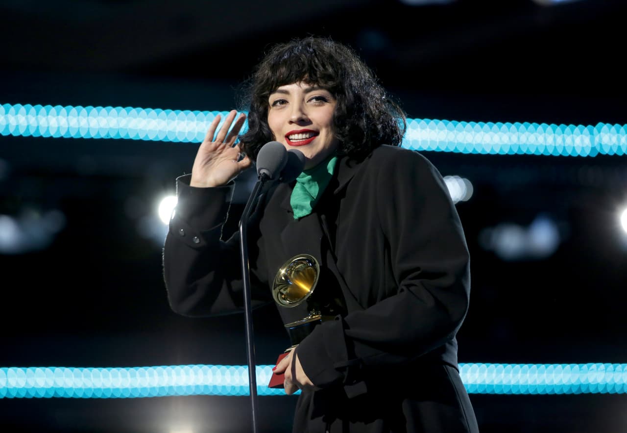 Al aceptar el premio Laferte agradeció diciendo "Esto es para Chile" y leyó una décima de la cantora chilena 'La Chinganera': "Me dueles por dentro, me sangras por cada vena, me pesa cada cadena que te aprisiona hasta el centro, Chile afuera, Chile adentro, Chile al son de la injusticia, la bota de la milicia, la bala del que no escucha, no dentendrá nuestra lucha hasta que se haga justicia".
