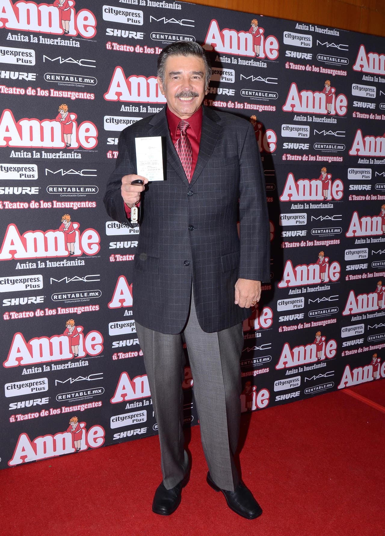 "El dinero va y viene, lo más importante es que sean hombres de bien, educados, que se den valor y que luchen por su vida, su familia y su gente", comentó el protagonista de
<b><a href="https://www.univision.com/entretenimiento/una-familia-de-10-regresa-a-la-tele-y-asi-luce-su-elenco-tras-12-anos-de-ausencia-fotos" target="_blank">Una Familia de Diez.</a></b>