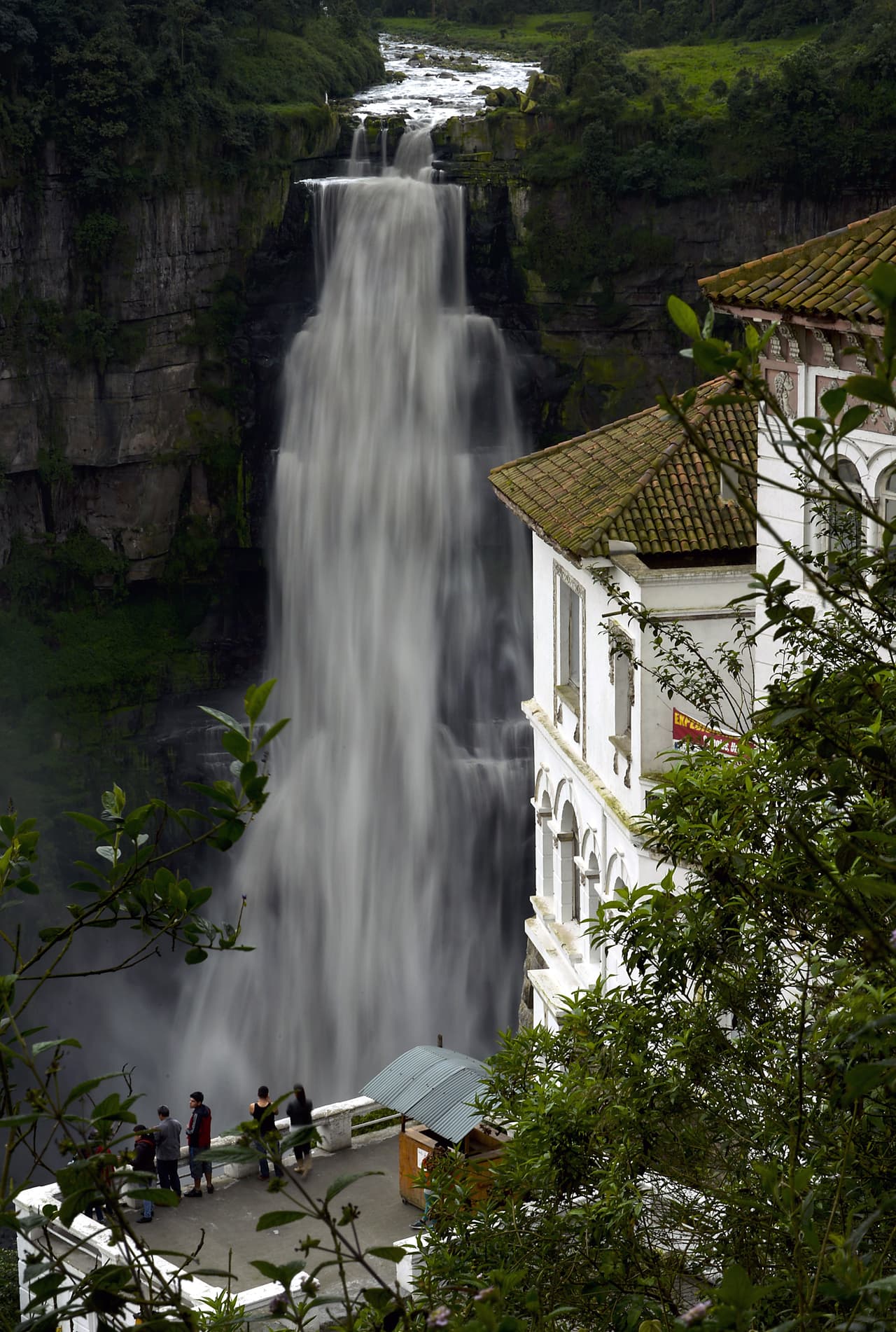Mucha gente con el corazón roto también vio que el hotel era el sitio ideal para terminar su vida. Pero según reportes, la situación era tan grave que al menos una persona al día se suicidaba, durante al menos tres décadas, lo cual significa que alrededor de 9 mil personas habría muerto ahí.