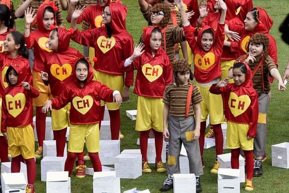 El coro de niños canta Por Siempre Chespirito y al terminar sueltan palomas blancas.