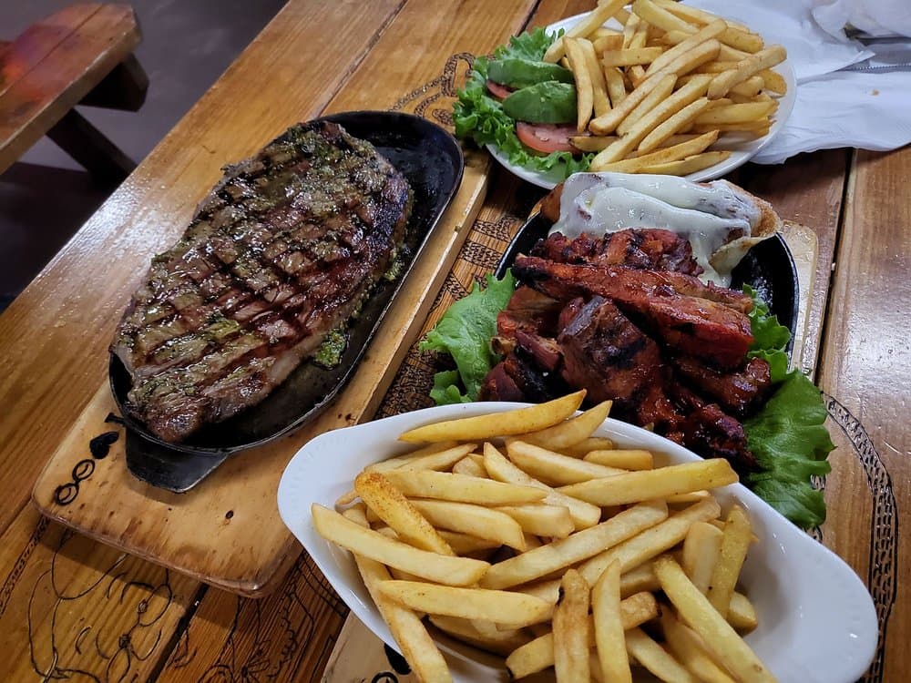 <b>Las Delicias de La Abuela </b>
<br>Dirección: 600 Buford Hwy Ste E. Doraville, GA. 30340
<br>Teléfono: (770) 356-4451
<br>Sitio web: 
<a href="https://lasdeliciasdelaabuelaatl.com/">https://lasdeliciasdelaabuelaatl.com/</a> 
<br>
<b><a href="https://www.yelp.com/map/las-delicias-de-la-abuela-doraville">Cómo llegar</a></b>
<br>
<br>Los propietarios invitan a sus clientes en Yelp así: “Ven y disfruta de la comida como si fuera hecha por la abuela”.