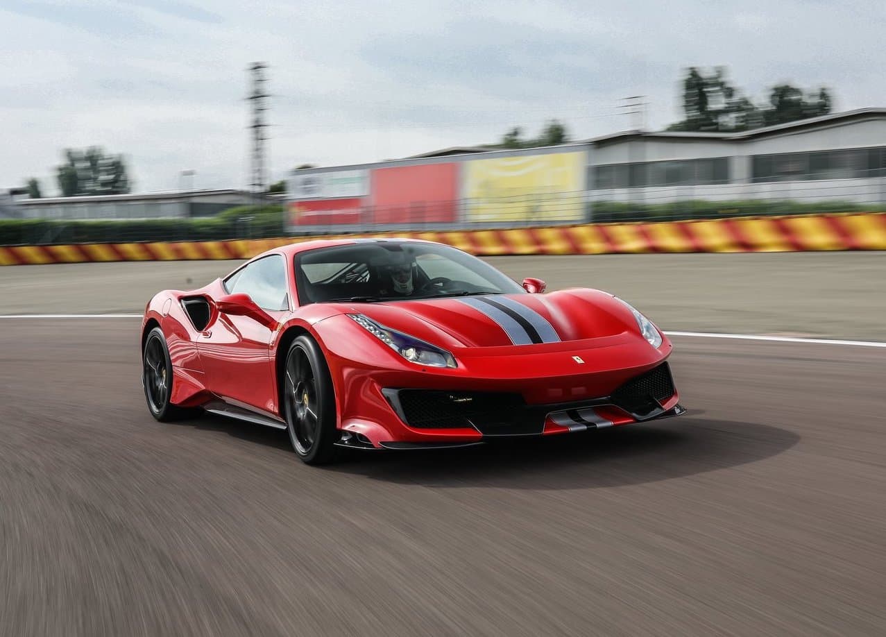 <b>11) Ferrari 488 – 635,589 publicaciones</b>
<br>Potencia: 661 caballos de fuerza
<br>0-60 mph (98 km/h): 2.8 segundos
<br>Velocidad máxima: 205 mph (330 km/h)
<br>Precio: $253,000
<br>