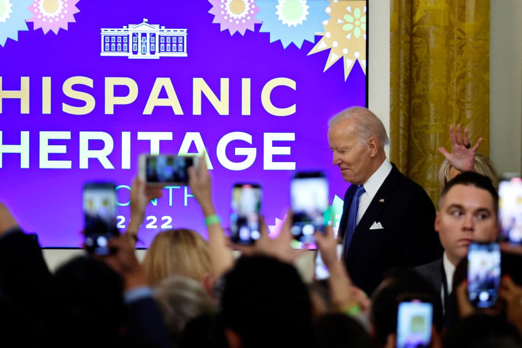El presidente Biden celebrando el Mes de la Herencia Hispana en la Casa Blanca. Los demócratas históricamente han conquistado la mayoría del voto hispano, pero este año, el pesimismo entre los latinos puede ser un problema para el presidente en su búsqueda de reelección.