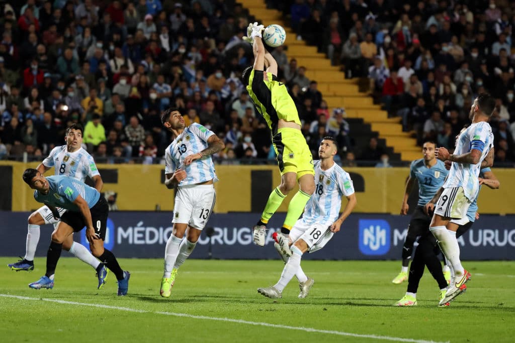 Con la ayuda de Paulo Dybala, Ángel Di María anota el único tanto del encuentro y le da la victoria 0-1 a Argentina sobre Uruguay.