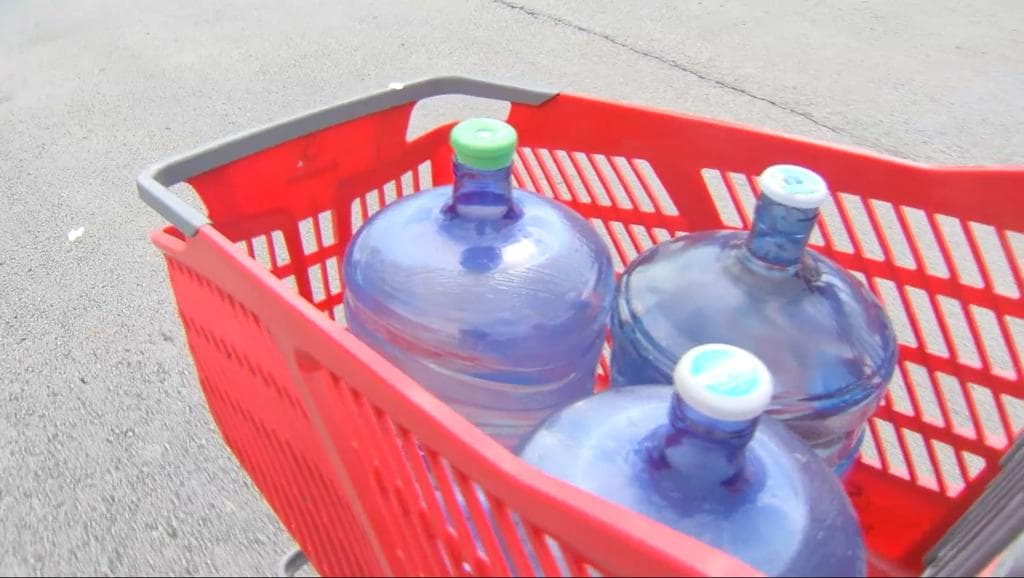 El agua en botellones ha sido la alternativa para aquellos que no consiguieron cajas de agua