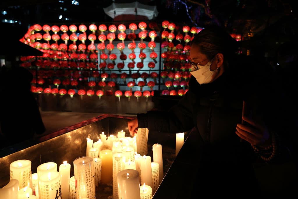 Una mujer reza en el templo Chogey durante la víspera de Año Nuevo el 31 de diciembre de 2020 en Seúl, Corea del Sur.