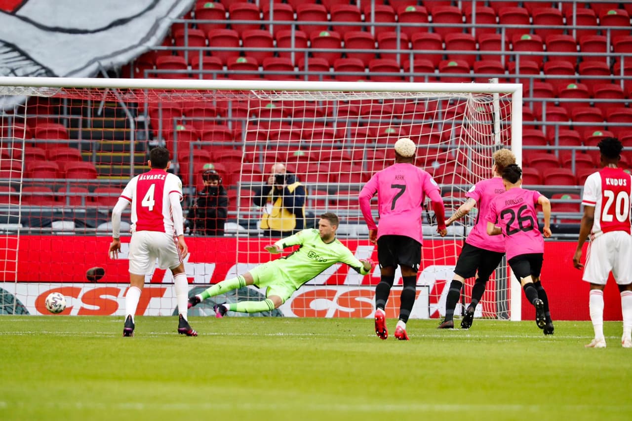 Ajax empata ante el Utrecht 1-1 en la Eredivisie, jugando su juego número 21 que quedaba pendiente. Simon Gustafson le daba la victoria a la visita al minuto 13 con penal, pero el mexicano Edson Alvarez se encargó de empujar el balón y empatar el partido.