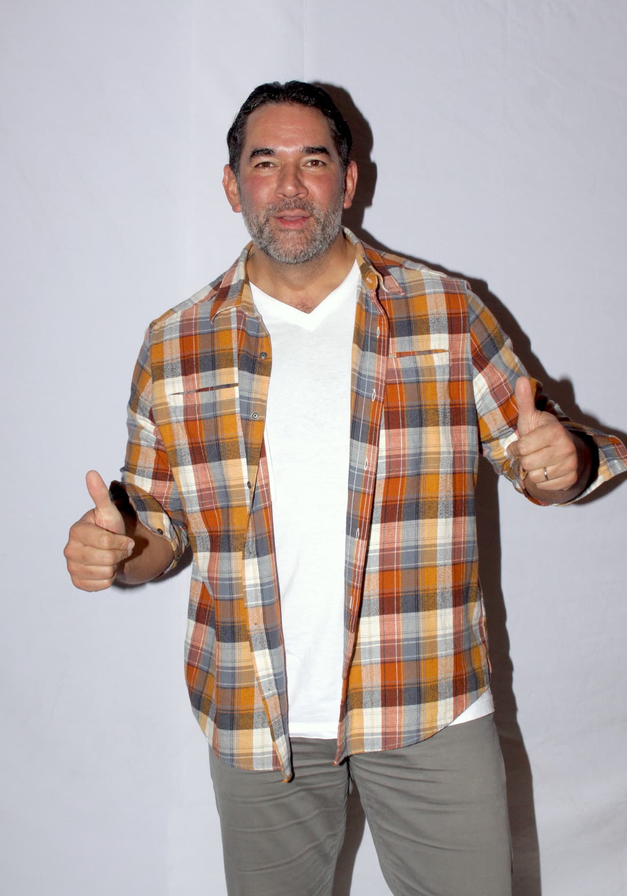 “El mismo (personaje) ya no, ya estoy súper mal, pero 
<b>está el papá de (Alejandro)</b>, ahí sí puedo. Para el abuelo todavía me faltan algunos añitos, pero el papá por supuesto que sí”, dijo el protagonista de 
<b>Yo amo a Juan Querendón</b>.