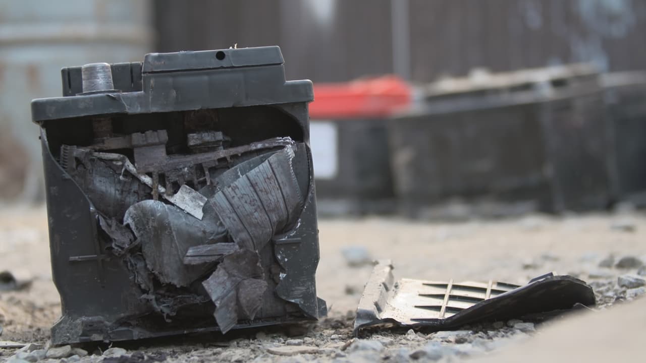 Persecución termina con un auto en llamas