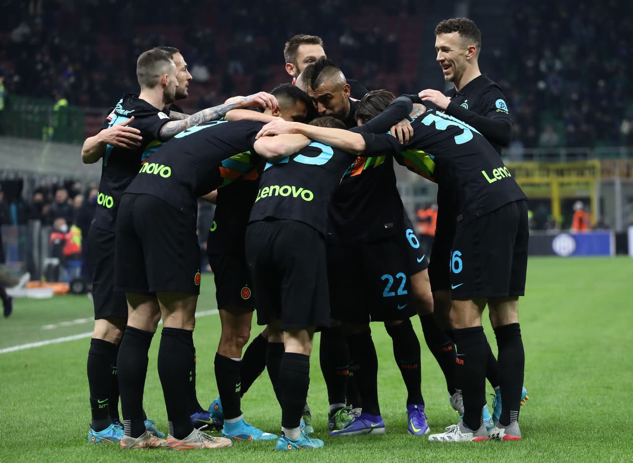La delantera del Inter carbura y con los goles de Edin Dzeko y Alexis Sánchez, los Azzurris vencen 2-0 a la Roma y se meten en las semifinales de la Coppa Italia.