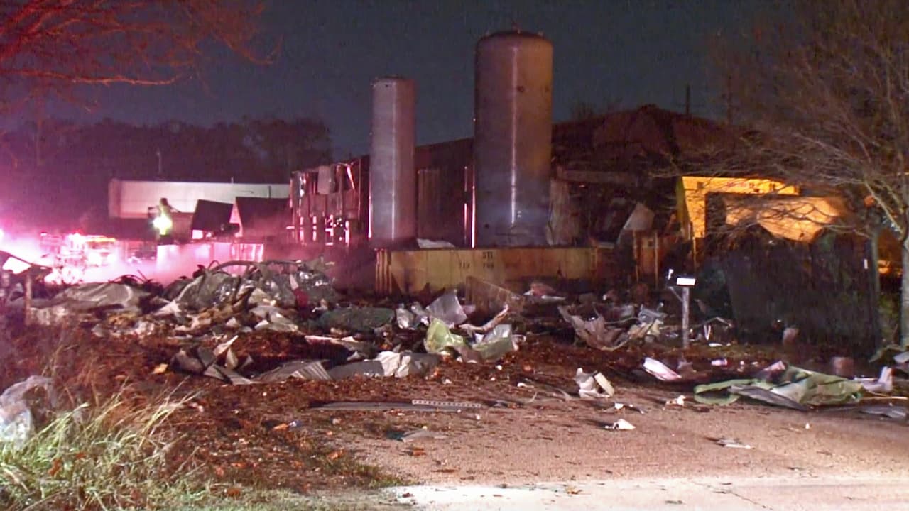 Entre los escombros se encuentran varios vehículos.